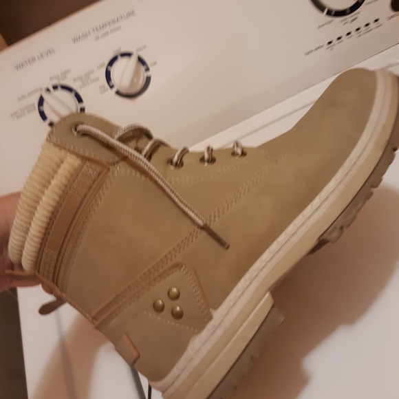 Pair of boots - Picture 3 of 4